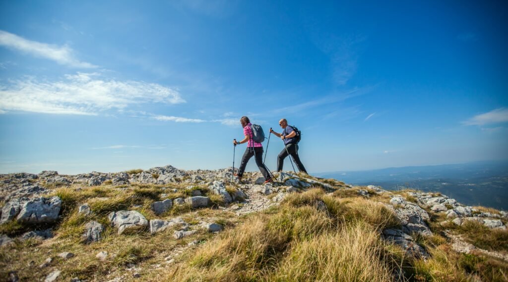 Pareja haciendo trekking